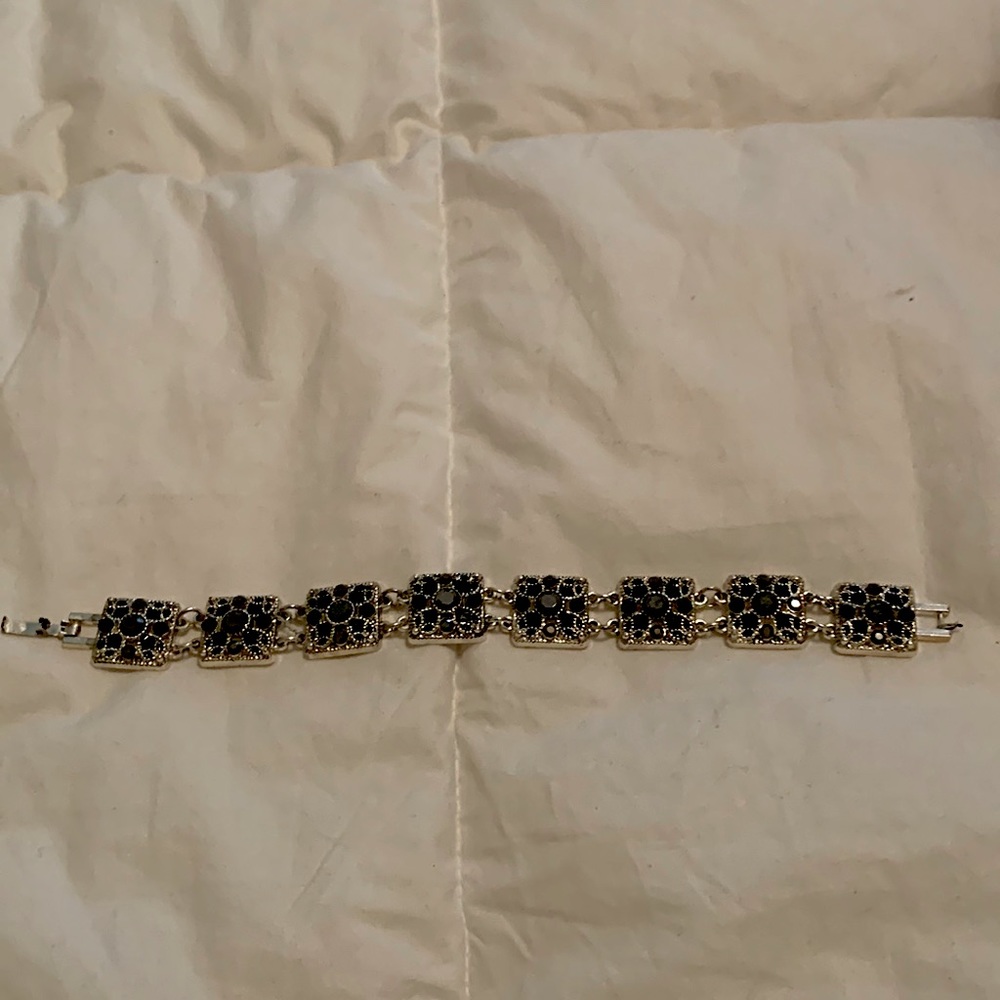 A gorgeous bracelet that would be perfect for any occasion. Rich looking!!